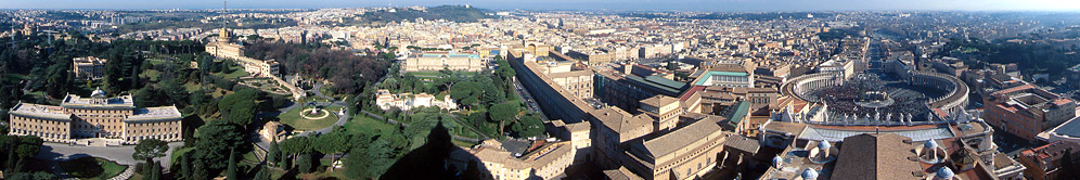 Vista de Roma y el Vaticano desde la cupula de San Pedro. Roma 2007. Hacer click para ver panorama.