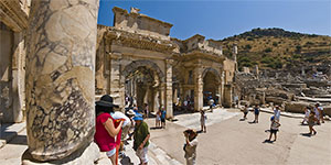 Portada de la biblioteca de Celso  y la puerta de Augusto en Efeso