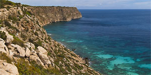 La soledad de la abrupta costa este de Formentera